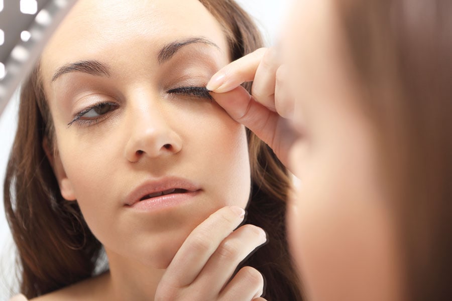 how to remove your fake eyelashes carefully