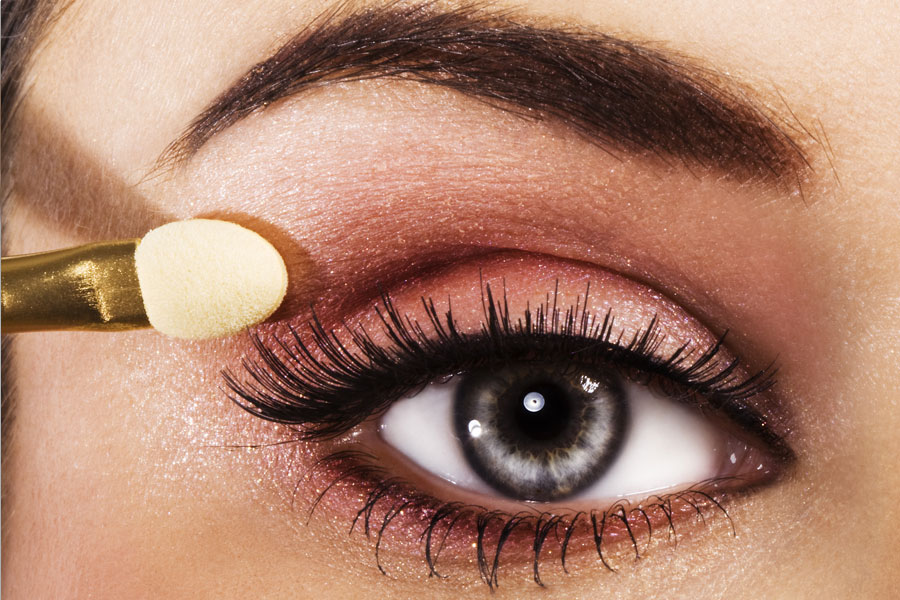 apply eyeshadow before applying fake lashes